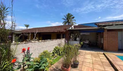 Prédio comercial no centro de Bertioga.