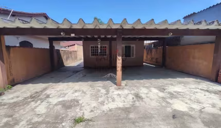 Casa térrea com 02 dormitórios, 05 vagas, amplo quintal.