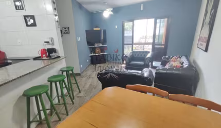 Apartamento perto da praia, com 02 vagas, elevador e piscina.
