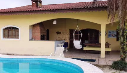 Casa térrea com 05 dormitórios, com amplo quintal e piscina.