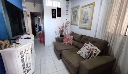 Casa térrea com 02 dormitórios, quintal, 01 vaga, lavanderia.