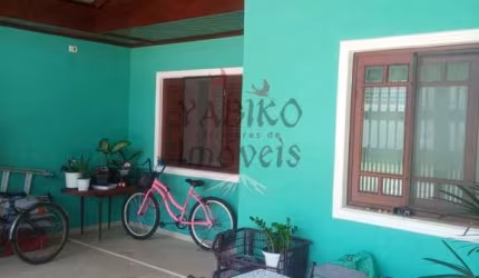 Casa térrea em Bertioga com 02 dormitórios, com churrasqueira.