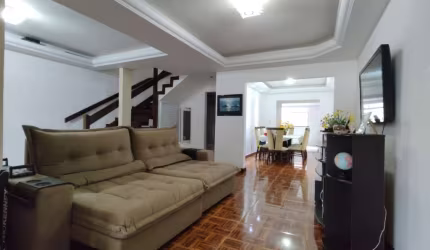 Casa triplex com 4 suítes, 330m², em Stella Maris!