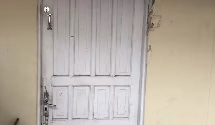 Casa 1 quarto, em terreno compartilhado próximo terminal boqueirão