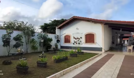 Casa Residencial com Edícula - Quintal Amplo