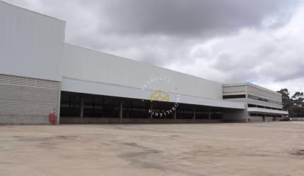 GALPÃO DISPONÍVEL PARA VENDA E LOCAÇÃO COM LOCALIZAÇÃO ESTRATÉGICA E INFRAESTRUTURA COMPLETA.
