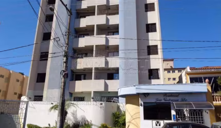 Localizado pertinho da USP, há 100 metros da entrada. Próximo também de supermercados, padarias, farmácias e lojas de conveniências.
