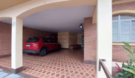 Casa muito bem localizada.