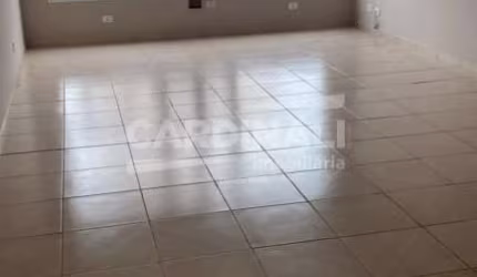 Comercial Sala / Salão com Condomínio em São Carlos