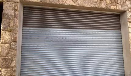 salão comercial na frente do mercado.