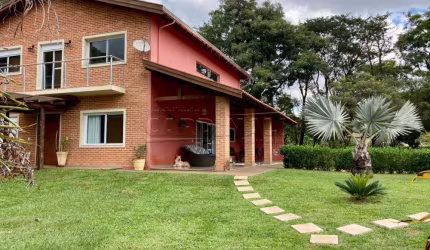 Muito espaço, segurança e lazer completo pertinho da cidade.