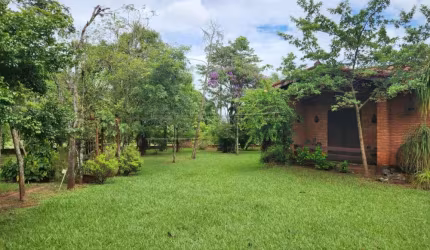 Chácara espaçosa e completa com casa Principal, área de lazer e localização privilegiada .