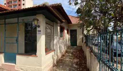 Casa com dois dormitórios próximo a rodoviária em São Carlos.