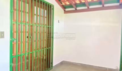 casa de três dormitórios sendo um suíte.