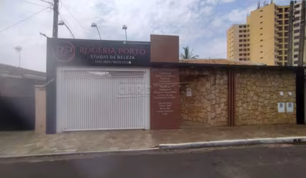 Sala com 02 espaços para atendimento  e 01 banheiro privativo
