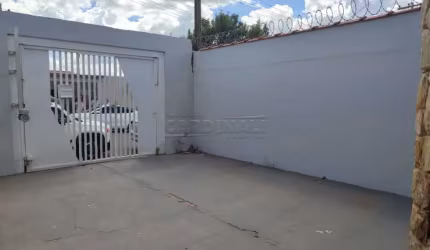 Sobrado com ótima localização e três dormitórios! Para venda e locação localizado no Menzani em Ibaté, por R$382.000,00 e aluguel R$1.675,00