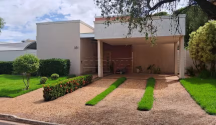 Linda casa em condomínio