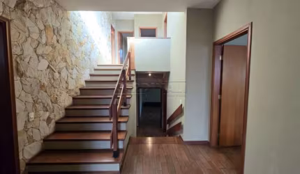 Casa ampla em ótima localização.