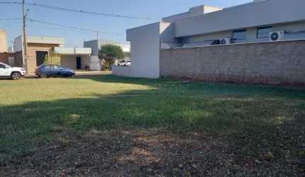 Terreno em condomínio próximo a portaria