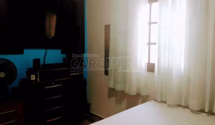 casa de três dormitórios sendo um suíte.