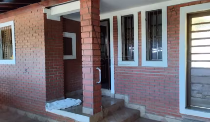 Casa à Venda e locação no Jardim Bandeirantes por R$280.000 - 4 Quartos, 2 Banheiros, 2 Vagas de Garagem Cobertas