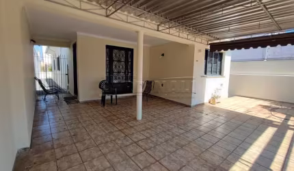 Casa padrão bem localizada