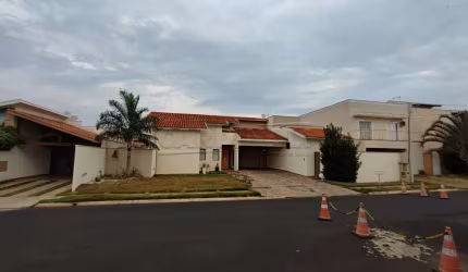 EXCELENTE CASA EM DOIS TERRENOS