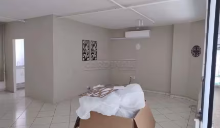 Comercial Sala / Salão com Condomínio em São Carlos