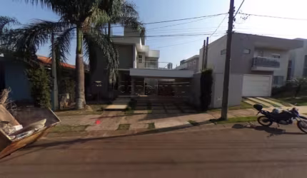 Casa assobradada localizada no condomínio Village Damha II