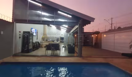 Linda área de lazer, com 02 suítes e ótima localização