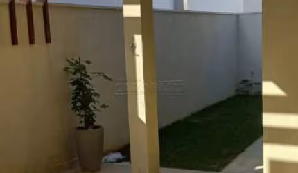 Casa em um Condomínio Segura, completo e Próximo de Mercados/Academia e fácil acesso a Rodovia.