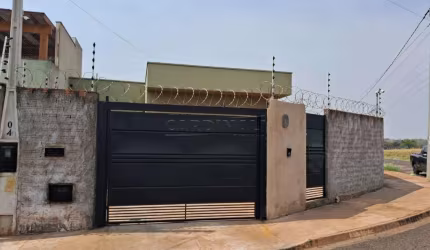 Casa boa localização  de esquina  próximo  a mercado,  farmácia,  escola  e creche
