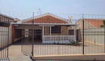 Excelente oportunidade de  investir em uma casal tradicional com um grande terreno  na Vila Xavier.