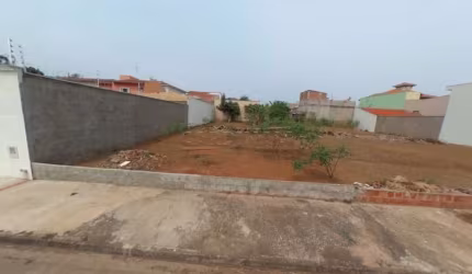 Terreno Muito Bem Localizado e Plano Pronto para Construir.