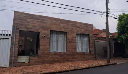 Casa com ótima localização, toda reformada, terreno bem amplo