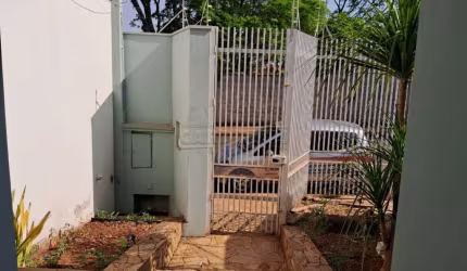 Linda casa com ótima localização e preço de oportunidade, com piscina aquecida.
