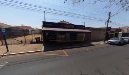 Imóvel Residencial nós funfos e e Comercial na frente.