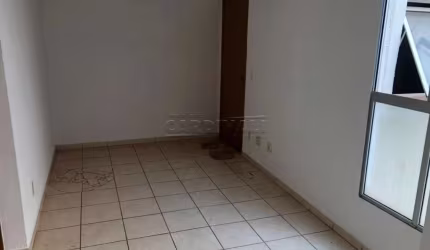 Apartamento com ótima localização, portaria 24 horas e garagem coberta