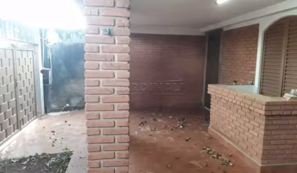 Casa com boa localização perto de supermercados, escola e comércio.