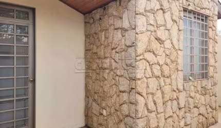 Oportunidade imperdível, casa com personalidade dos anos 90 em uma localização privilegiada.