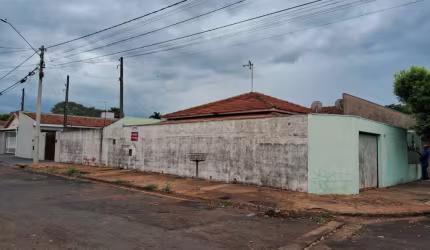 Casa com edicula, de esquina com entrada tudo separado