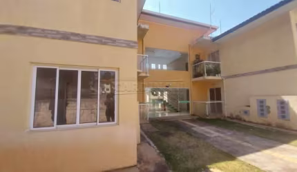 Imóvel muito bem localizado pronto pra morar, na divisa de dois maravilhosos bairro cheio de comercio.
