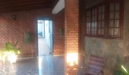Casa de esquina com 3 quartos, churrasqueira e garagem para 5 carros - R$850.000,00