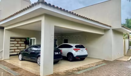 Linda casa em condomínio, com terreno amplo e área de lazer completa