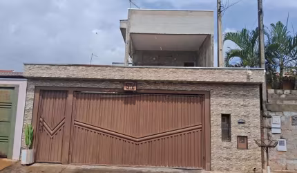 Sobrado grande com ótima localização, oportunidade de investimento e moradia