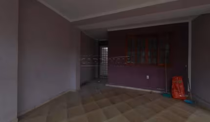 Casa de 4 dormitórios, sendo dois suítes com boa localização.