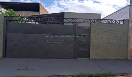 Casa com ótima localização, estrutura para sobrado