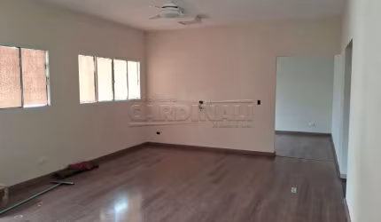 Casa com 04 dormitórios e ótima localização