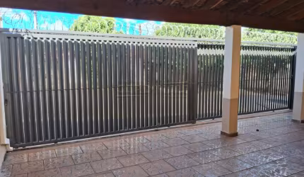 Boa localização, próximo escola e comércio