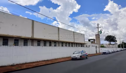 Excelente imóvel comercial, próximo a supermercados, faculdades e centro da cidade
